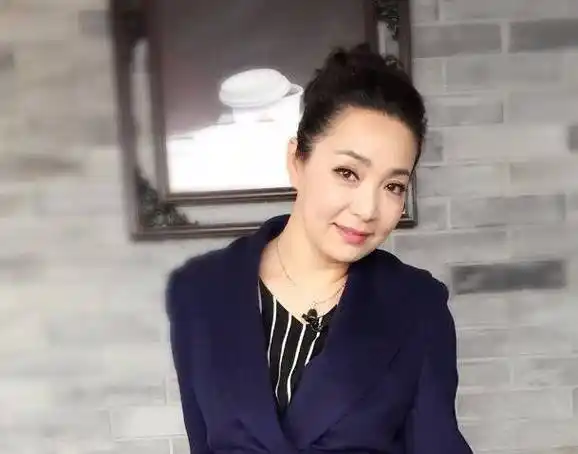 23年前,因张铁林一句话,戴春荣接拍《还珠格格》,如今她后悔吗_戏剧