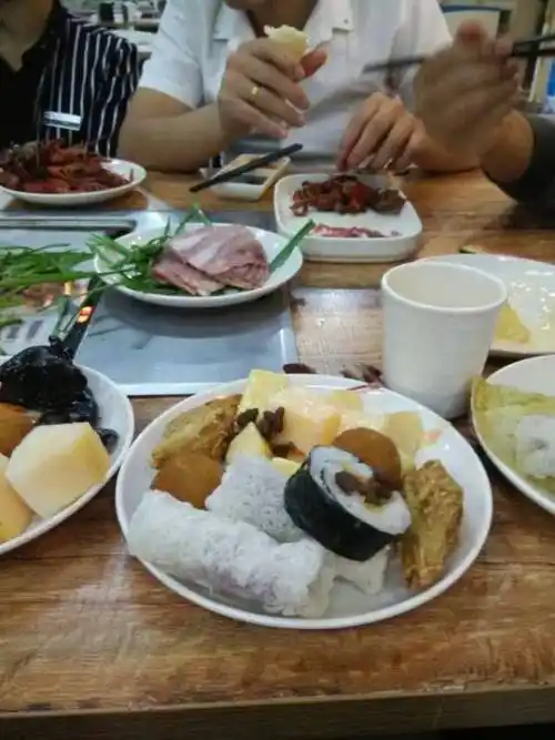 普通吃饭照片真实照片这个简单啊找一个你的同事或