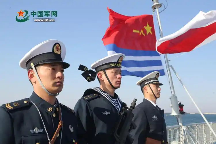 王松岐 摄升旗仪式上,西宁舰水兵们向军旗敬礼.