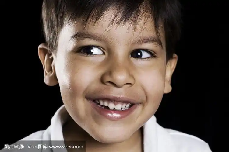 小男孩笑了