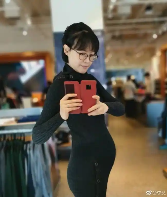 主持人李艾宣布怀孕喜讯 肚子特别大竟然还有a4腰!