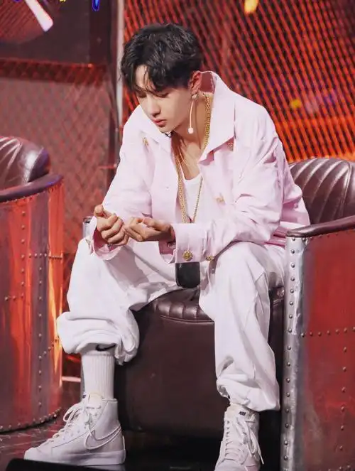 王一博街舞造型