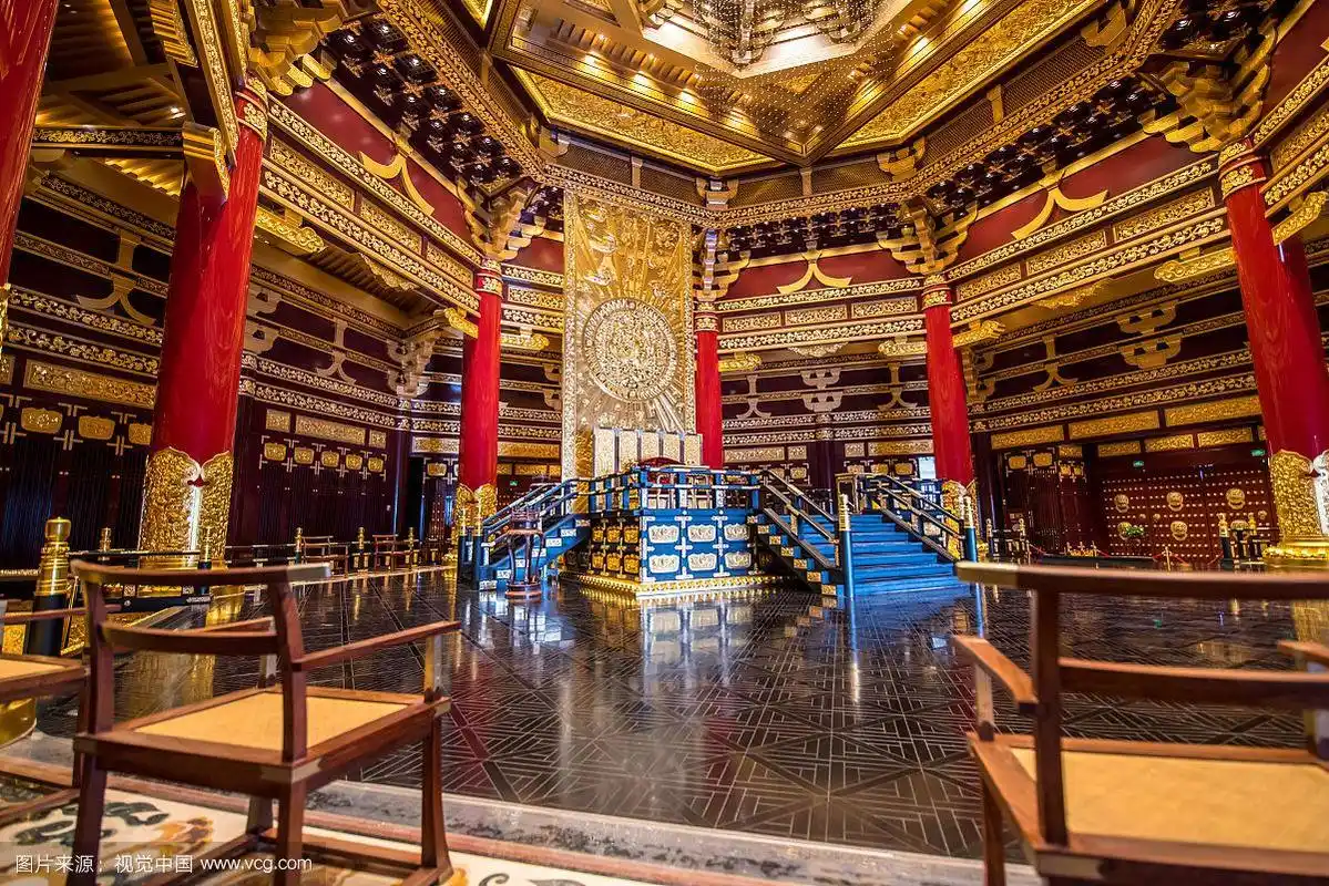 透过椅子看金碧辉煌的明堂天堂大殿