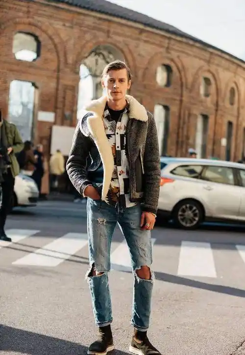 可以选择拼接色或者单色时尚上面带点个性标志,实在没有还可以搭配个