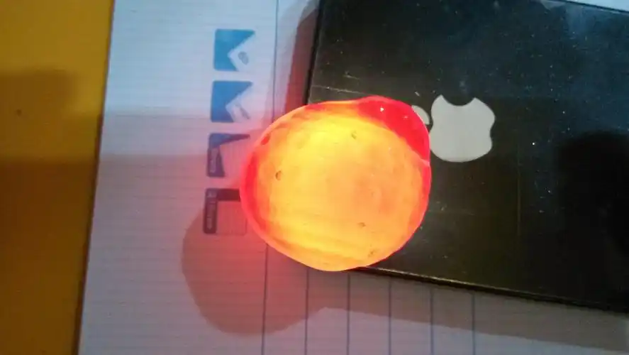 南红玛瑙放在灯光上光色这样是假的吗