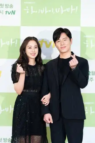 原创rain妻子金泰希产后发福,一袭小黑裙穿出水桶腰,双下巴抢眼