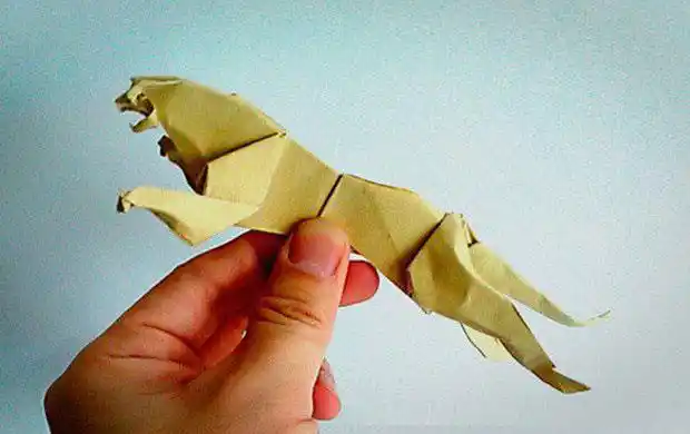 今天我们的手工折纸比较复杂,是一只极具动感的豹子,飞速奔跑的样子