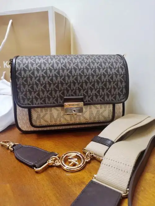 mk新款邮差包千元以内的包太香了