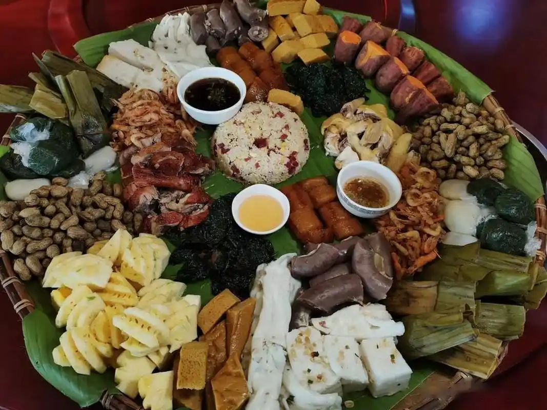 广西崇左壮乡特色菜:簸箕宴.