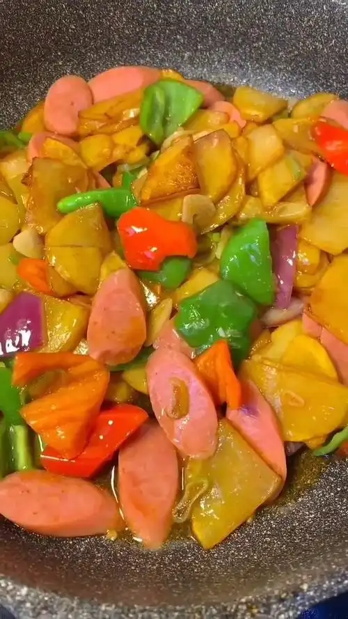 家庭版简单小炒,尖椒炒土豆片