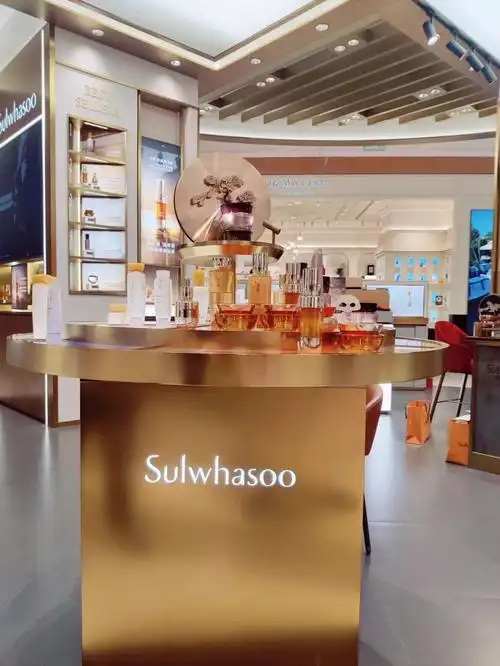 周日跟母亲一起去逛in77,逛到雪花秀专柜的时候被他们家金灿灿的包装