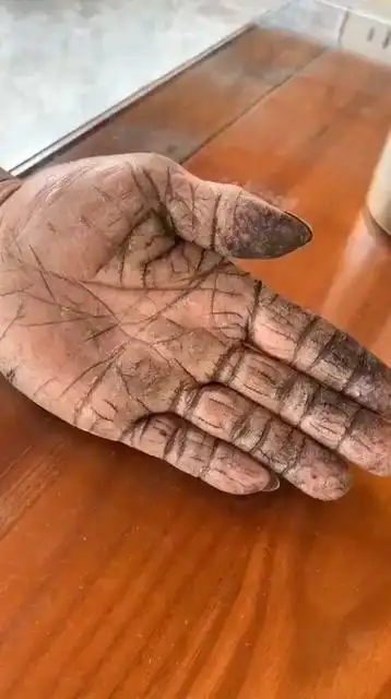 爸爸干活的手,和我花钱的手.看的眼泪掉下来!