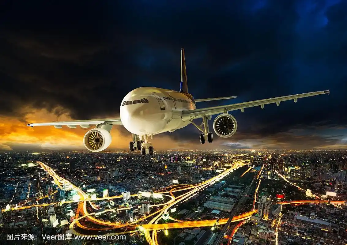飞机飞过夜景城市