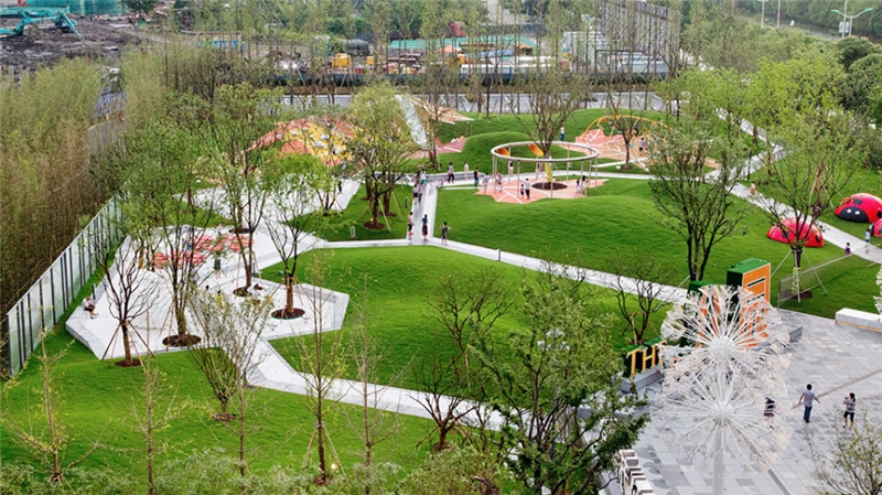 ▽ 掩映在草坡之中的儿童活动区