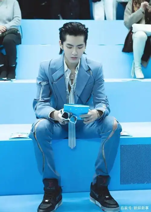 吴亦凡现身会场:身穿灰蓝色西装,超有气质