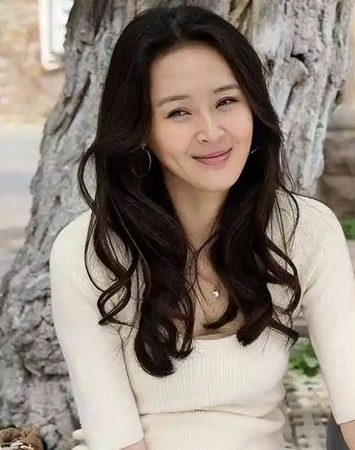 "小关悦"于明加:老公是圈外人,婚后育有两女,40岁身材火辣_气质_女孩