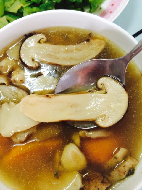 牛大骨褒松茸汤