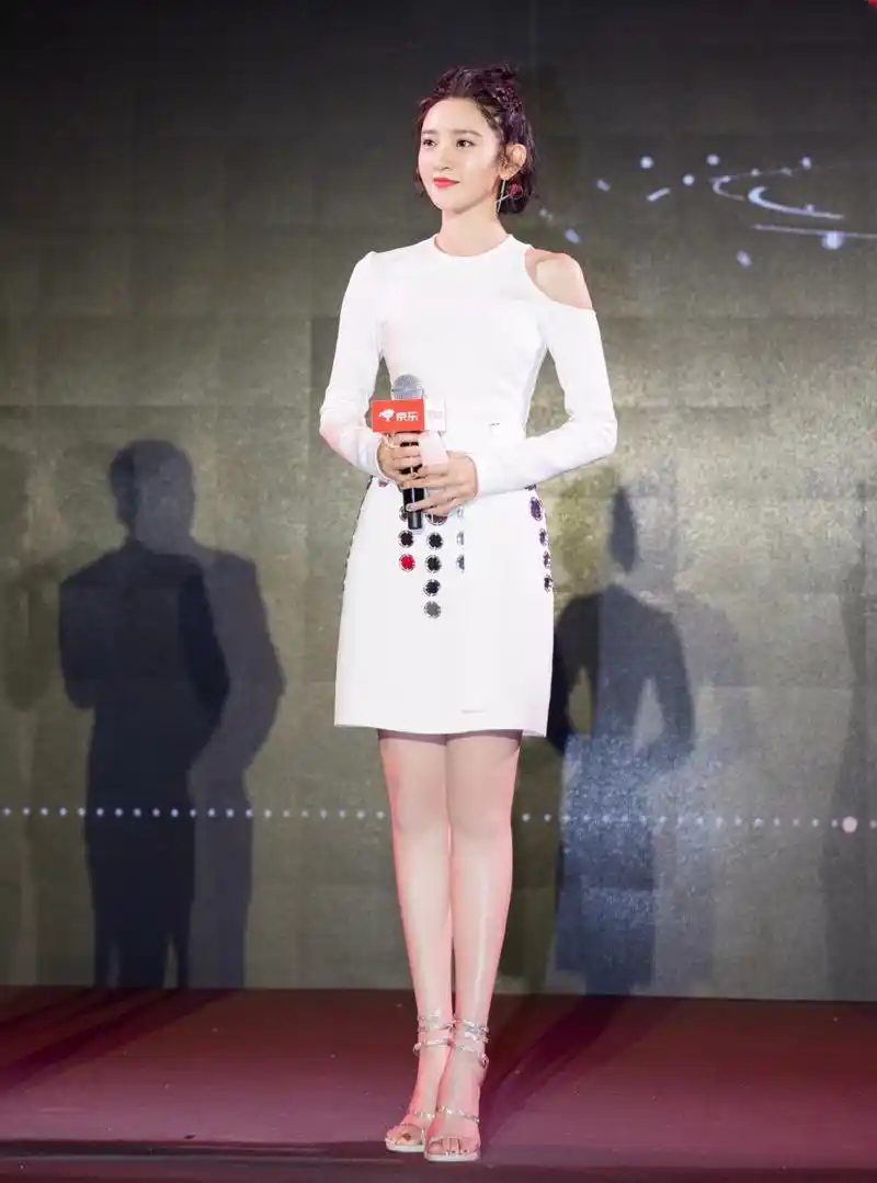 细看发现,唐艺昕有一双美脚