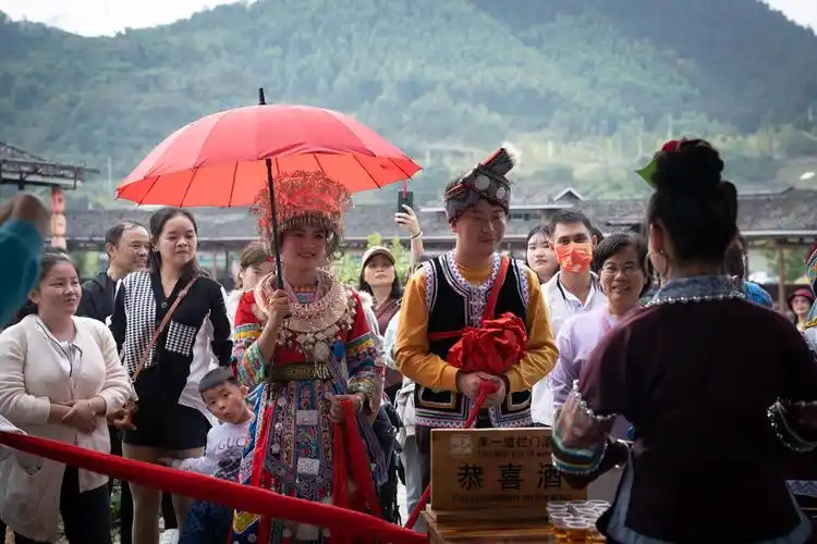 柳州融水梦呜苗寨拦门酒体验当地的婚礼真是太热闹了