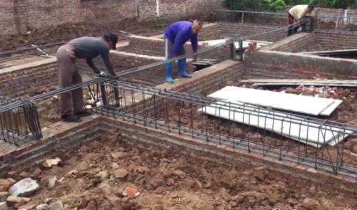 假如是农村的房子,只有几层的情况下,那么它的地基要打在土层的两米之