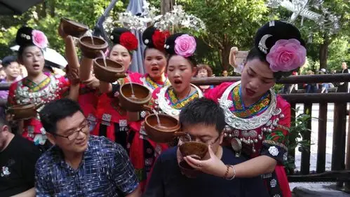 苗族姑娘的敬酒方式"高山流水",虽然酒的度数不高,酒不醉人,人自醉