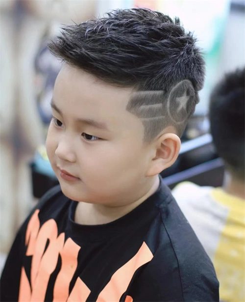 小男孩夏季短发示范 烫发or铲青雕刻超帅_儿童发型 - 美发站