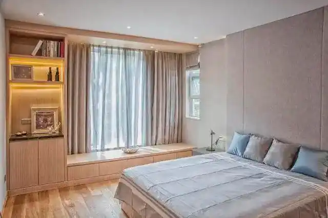 卧室有飘窗的话,可以将其设计成有软垫的榻榻米地柜,可当沙发,可做