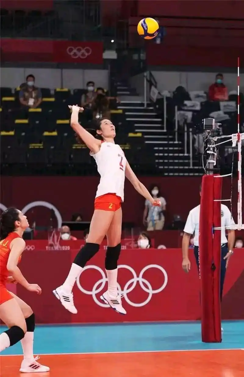 中国女排扣球速度top5排名 1.李盈莹  106.8km/h 2.朱婷  98.5km/h 3.