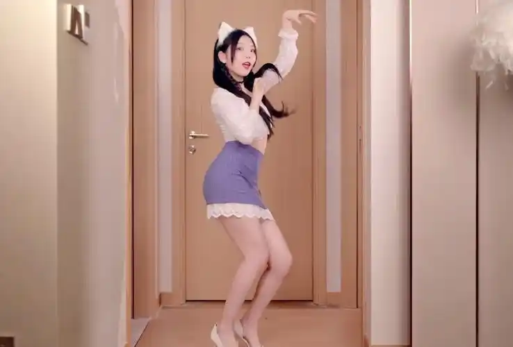 舞娘欣小萌猫系风格撞脸咬人猫门把手暴露身高可能只有一米五