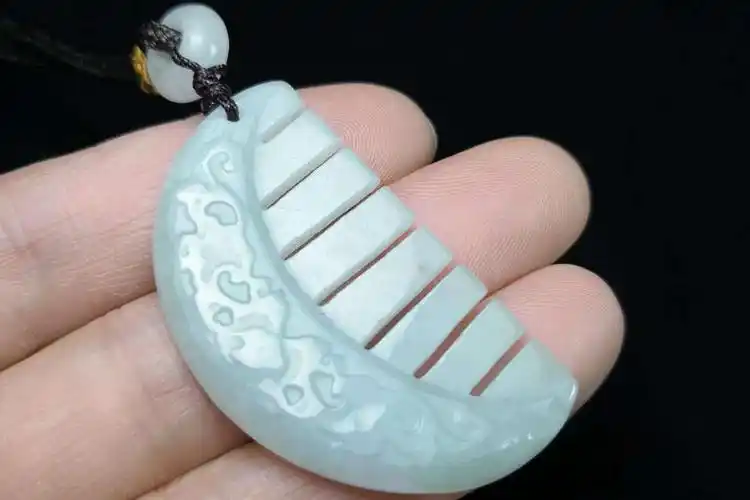 翡翠梳子挂件的寓意是什么