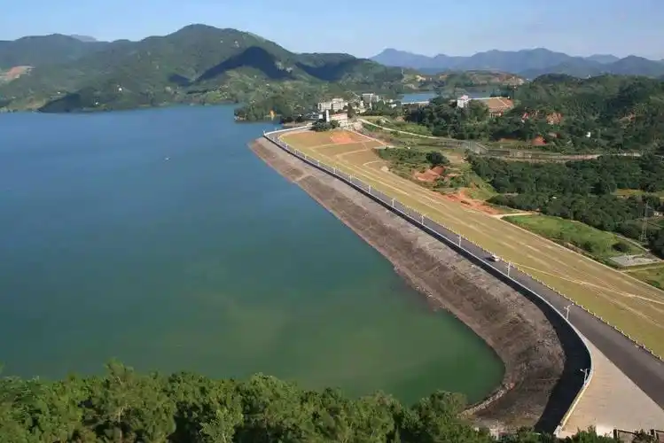 爱你哟 玉湖清新自然的和谐环境,这个湖的水供应我们平常喝的水库