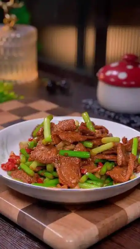 蒜苔炒肉到底是先炒蒜苔还是先炒肉