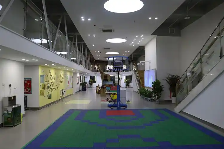 室内活动区平时展示的是:室内建构活动积木和运动健康教玩具.