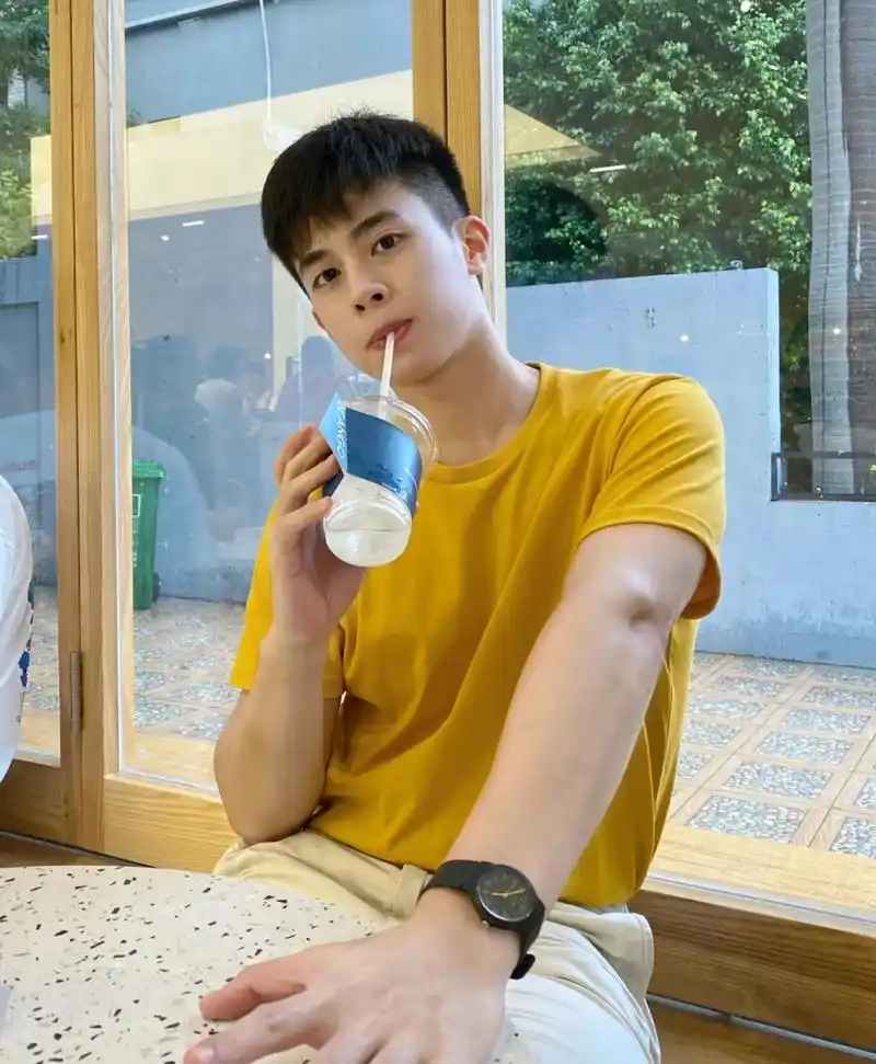 校草级痞帅00后青春少年,神仙颜值小哥哥,看起来很好欺负的样子