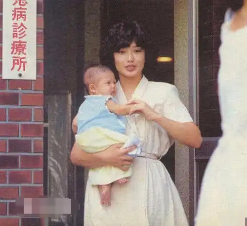 山口百惠参加儿子运动会,记者扮成家长拍照,丈夫误解一中学生