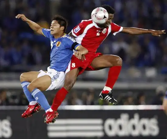 图文-世界杯预选赛日本3-0阿曼 大久保嘉人争顶