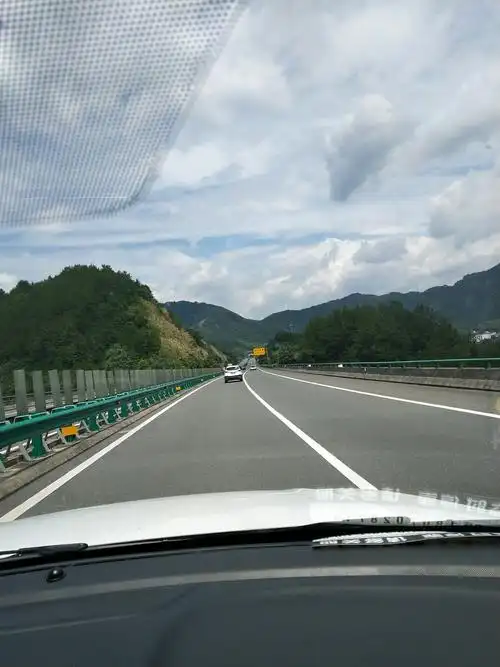 行驶在高速路上,我们历经七个小时才能到外婆家,但是我们很开心,马上