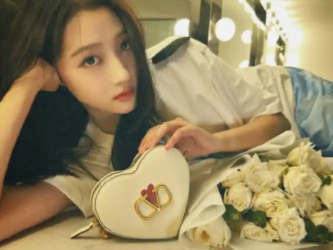 华伦天奴#品牌大使@关晓彤演绎#华伦天奴七夕#限定系列vlogo爱心蚀