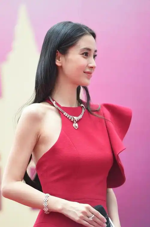 昨日,angelababy现身某品牌活动,一袭玫红色连衣裙十分亮眼,话说这种