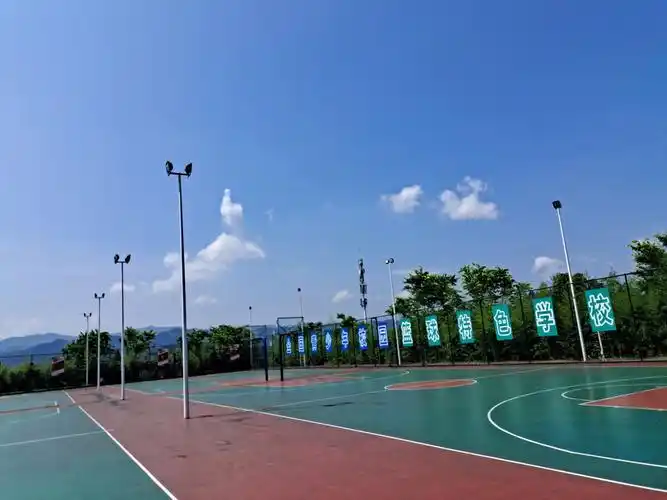 下午的篮球场格外的好看!