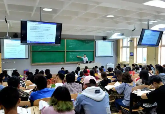 大学生课堂睡觉老师依然淡定讲课是老师不负责还是学生懒惰