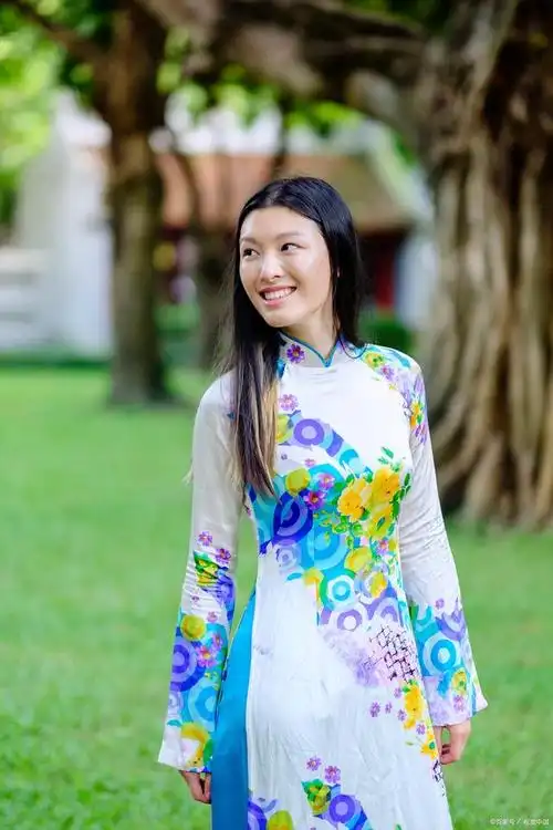 看看越南女孩穿越南奥黛