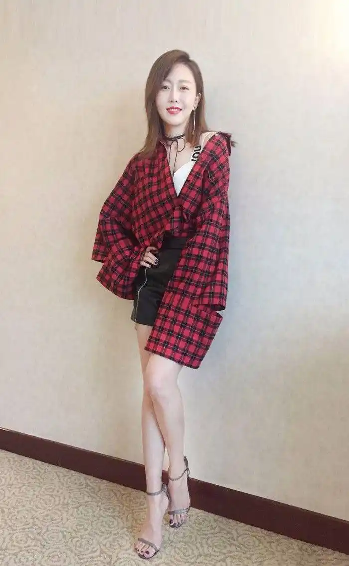 原创潘阳穿红色长裙美得不敢认,网友:还好颜值没有遗传潘长江