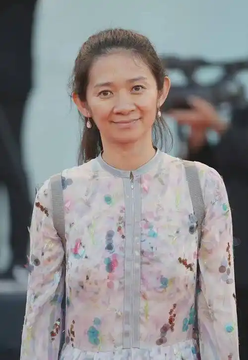 女导演赵婷真自信,穿碎花裙背双肩包走红毯,纯素颜气场却强大_印花