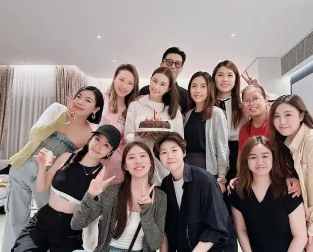 何超莲33岁生日,窦骁返港为妻子庆生,晒甜蜜合照力破婚变传闻