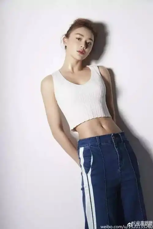 袁姗姗代言锐步思考:女明星的马甲线经济学!