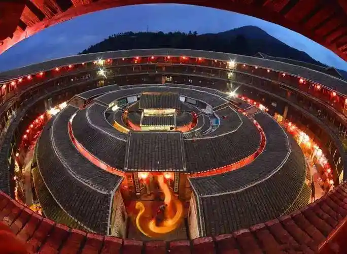 p>永定土楼,又称筒子楼.