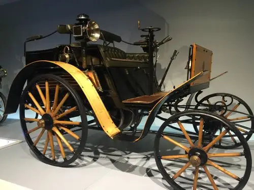 拍客见闻收藏在德国梅赛德斯奔驰博物馆里最古老的汽车