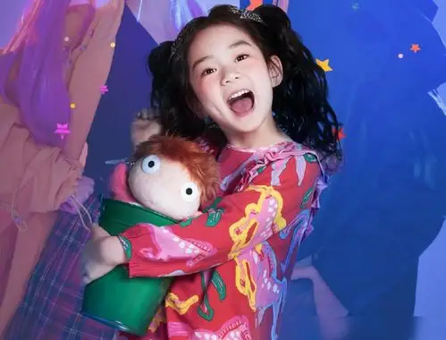 lucky6岁生日写真释出长成翻版戚薇靠颜能在星二代中称霸