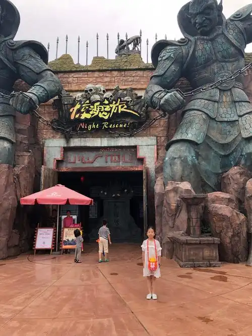 现在让我带你们去看看神奇的方特上古神话世界吧 第一站惊魂之旅 第三